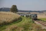 Die 2143.40 ist mit ihrem Zug um die Mittagzeit gerade zwischen Karnabrunn und Weinsteig unterwegs. Links im Hintergrund ist die Kirche von Karnabrunn zu sehen. (05.10.2013)