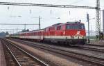 BB 2143.073 steht mit einem gemischten Regionalzug, der aus BB und GySEV  Wagen gebildet ist, am 14.5.1999 im ungarischen Bahnhof Frteszentmiklos.