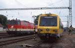 Im ungarischen Bahnhof Frteszentmiklos stehen GySEV Triebwagen  5047.502 und die BB Diesellok 2143.073 am 14.5.1999 nebeneinander.