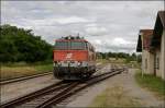 2143.053 war am 09.07.14 mit der Bedienung der AB Firma MABA in der Feuerwerksanstalt tätig. Zugestellt wurde ein Wagen beladen mit Bewehrungsstahl. Nachdem der Wagen zugestellt wurde, ging es als Lokzug retour nach Wr.Neustadt.
Hier bei der Abfahrt in der Hst. Feuerwerksanstalt.

