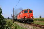 Die zahlreichen Bahnübergänge entlang der Strecke sind durch die Maiskulturen das größte Sicherheitsrisiko. Durch Unachtsamkeit und Ignorieren von Stopschildern kommt es leider immer wieder zu Kollissionen. 2143.35 beim befahren einer solchen EK an der der Sichtraum etwas verbessert wurde.