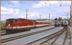 Neusiedl am See im Juli 1998. 2143 068-1 mit einem Zug aus Wagen der BB und REE/GySEV vermutlich nach Eisenstadt-Sopron, in der Mitte der Triebwagen nach Pamhagen 5146-01 REE/GySEV und rechts der 6020 009-4 als S60 nach Wien Sdbahnhof.