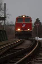 Die mit dem Pflatsch geschmckte 2143.21 der WLB in Schwadorf auf der Brcke ber die Fischa.