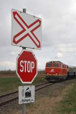 NLB 2143 070-7 mit dem SR 14518 bei einem Fotohalt kurz nach Hohenau am 06.April 2015.