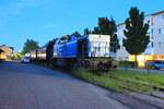Ein Blick ins Archiv:  blaue Stunde mit blauer Lok .
Hier ist fast alles schon Geschichte.
Das Gleis 9b am Bahnhof Deutschlandsberg diente einst dem Warenumschlag des Kaufhaus Piber von der Eisenbahn. Später standen bis ca 2015 die Modellbahnwagen der Steirischen Eisenbahnfreunde in Form dreier Spantenwagen hier sowie die GKB Loks für die Abraumzüge.
Mittlerweile ist das Gelände umzäunt, Modellbahnwagen und Lokomotiven sind verschwunden und das Gelände dient der Bahnmeisterei. Ein Teil des Magazins links wurde abgerissen und das Bahnhofsgebäude im Hintergrund wurde der ehemaligen Bahnhofsresti beraubt.
Die im Bild stehenden 2170 001 kam 2003 zur LTE und trug den Namen  Johanna  nach der Frau des Geschäftsführers. 10 Jahre später kam sie zur GKB.
Mittlerweile ist sie als 1700.2 unterwegs in ganz weiß.
Im Mai 2013 entstand dieses Foto.