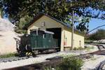 *Modell*  Vor dem kleinen Lokschuppen beim Bahnhof Garting steht an einem herrlichen Septembertag 2026 die 2091.02, die von den hiesigen Eisenbahnern als Nostalgielok gepflegt wird.