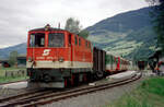 ÖBB-Schmalspurdiesellok 2095 001 hält am 01.10.1999 am Pinzgauer Bf. Uttendorf.