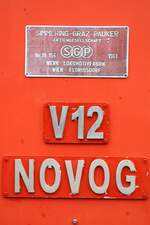 Fabrikschild und Fahrzeugnummer der NOVOG V12 (ex ÖBB 2095.12).