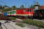 *Modell*
Die 2095 007 hat mit dem nachmittags fahrenden Personenzug von Garting nach Brunn am Berg die Steigung zum Bahnhof Wisach erklommen und kreuzt hier einen talw�rts fahrenden Verschubg�terzug.
Der Zug war am diesem herrlichen 24.4.2026 voll mit m�den Radfahrern.