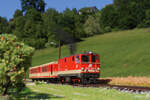 *Modell*
An Sonntagen sind die Personenenz�ge im unteren Lassnitztal meistens recht kurz, ist der Fahrgastandrang auch sehr �berschaubar.
Mit lediglich zwei Wagen beschleunigt im Sommer 1994 die 2095 006 mit ihrem Personenzug im von Niedergams-Furth nach Lonsberg an der Lassnitz aus der Haltestelle St.Josef im Lassnitztal.