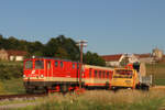 *Modell*
Bei Grubdorf f�hrt im letzten Abendlicht im Mai 1994 die 2095 006 mit dem vorletzten Personenzug von Niedergams-Furth kommend nach Lonsberg an der Lassnitz.
Der Steyr 91 der �sterreichischen Post ist hier bei Bauarbeiten f�r eine neue Telefonleitung im Einsatz.