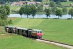 Der kurze Zug von Littschau nach Gro Gerungs schickt sich gerade an, die Steigung hinauf nach Weitra zu erklimmen. (15.06.2011)