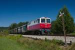 Die 2095.05 der Waldviertler Schmalspurbahn zwischen Altweitra und Weitra. Die Lokomotive prsentiert sich in nostalgischer Lackierung und BB-Flgelrad an der Frontseite, whrend auf der Lokseite direkt ber der Nummer der neue Eigentmer NVOG vermerkt ist. (17.08.2013)