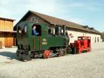 Verein Rhein-Schauen.Diesellok  Juno  zieht Dampflok  Widnau  ex. St.Gallen  aus dem Lokschuppen.Die Lok(Jung 1910)trgt auf der einen Seite das Schild  St.Gallen ,auf der anderen Seite das Schild