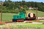 Die VL3 der Wildbacher Lokalbahn wurde haupts�chlich f�r Instandhaltungsarbeiten genutzt, so wie hier im Juli 1977 bei Geipersdorf-Wildbachberg.
Es wurden die Telegraphenleitungen in diesem Abschnitt erneuert.