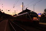 Der letzte Zug von Spielfeld-Straß nach Bad Radkersburg geführt von 5022 002 steht am Abend des 4.9.2019 im letzten Sonnenlicht in Spielfeld-Straß und wartet auf die Abfahrt