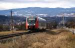 5022 049 fhrt bei wolkenverhangenem Himmel von Friedberg nach Oberwart, im Hintergrund sind die Auslufer der Alpen sowie der schneebedeckte Niederwechsel (1669m) zu erkennen. Riedlingsdorf, 28.02.2009