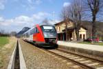 5022 059 am 03.04.2009 beim Halt in Scheiblingkirchen-Warth. Im Hintergrund ist die Felswand des Trkensturzes zu erkennen.