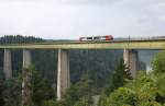 Bei wolkiger Vormittagsstimmung fhrt ein 5022 als R 4526 Richtung Wolfsberg ber die hchste Eisenbahnbrcke sterreichs, die 86m hohe Jauntalbrcke.