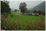 Triebwagen Rh 5022 mit Regionalzug nach Wr. Neustadt im strmenden Regen bei Petersbaumgarten, 16.10.2010