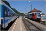 Während dem Lokwechsel in Spielfeld-Strass verlässt der Anschlusszug nach Radkersburg mit 5022 001-1 den Bahnhof.