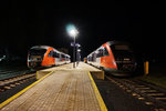 Blick auf den nächtlichen Bahnhof Kötschach-Mauthen am 1.5.2016. Gleich drei 5022 (5022 027-4, 5022 025-8, 5022 021-7), stehen jeden Abend in Kötschach um die morgendlichen Schülerzüge in Richtung Hermagor zu übernehmen.
Diese Bilder wird es aber leider nur noch bis 10.12.2016 geben, da das Land Kärnten letzen Montag den 25.4. den Vertrag für das Kärnten-Paket unterschrieben hat, welches das Ende des Schienenverkehrs Hermagor - Kötschach-Mauthen und Weizelsdorf - Rosenbach, besiegelt.
Die Strecke wird dann in den Besitz des Landes übergehen. Über die Nachnutzung der Infrastruktur z. B. als Museumsbahn wird noch mit den Gemeinden diskutiert werden.
Die Gail- und Rosentalbahn sind wieder einmal zwei gute Beispiele wie die österreichische Bundesregierung mit ihrem Zielnetz 2025+, mit voller Absicht das Bahnnetz zerstört.