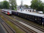 5022 016-7 trifft als R5968 im Bahnhof Ried auf den Classic-Courier Nostalgiewagen Am 5680(D-DNV)1040112-2; 160918