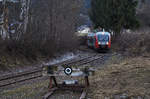 Wie es der Prellbock schon andeutet: Die Gailtalbahn wurde von der Politik nun erfolgreich auf Abstellgleis gestellt.
Ab dem 11.12.2016 geht die Strecke von Hermagor bis Kötschach-Mauthen in den Besitz des Landes Kärnten über, also genau in die Hände der roten und grünen Politiker, diese die Einstellung ja so sehr befürworten und den Bus als  Zukunft der Mobilität  betiteln.
Es bleibt also zu hoffen, dass die Gespräche zwischen Land und Verein Gailtalbahn gut laufen und wir schon am 1. Mai 2017 ein Sonderzug durchs obere Gailtal fahren lassen können.

Bei dem Zug auf dem Bild handelt es sich um 5022 021-7 dieser genau auf den letzten Metern der Gailtalbahn, im Bahnhof Kötschach-Mauthen, abgestellt ist. Da hat man als Fotograf schon Glück, wenn der Lokführer nicht so weit zum Dienstzimmer gehen will ;-)

Aufgenommen am 8.12.2016.
