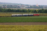 Der Fotozug mit dem 5042.14 an der Spitze und der 2143.070 am Zugende auf der Fahrt nach Obersdorf kurz vor Raggendorf.
