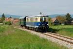 VT 5042.014 als R 16296 (Nostalgiesonderverkehr) von Wien Suedbahnhof Ostseite nach Ernstbrunn, unterwegs in den Weiten des Weinviertels kurz vor Rueckersdorf-Harmannsdorf. Das Foto entstand am 03.05.2008.