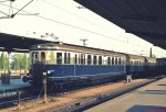 Im April 1974 steht ein 5042 mit einer seinerzeit typischen Lokalbahngarnitur im Bahnhof Wien Praterstern. Leider verdeckt der Pfahl einen Teil des Triebwagens