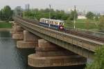 5042 014 als NEX 7390  Leiser Berge  von Wien Praterstern (Nw) nach Ernstbrunn (Erb), hier zum sehen beim bersetzen des Entlastungsgerinne Neue Donau; am 01.05.2013