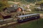 5044.21 hlt auf der Fahrt von Mrzzuschlag nach Neuberg im Bahnhof Kapellen.(ca 1983)