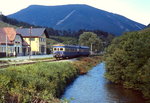 Auch von Wiener Neustadt aus wurden die 5046/5146 im Juni 1987 noch zahlreich auf den von dort ausgehenden Nebenbahnen eingesetzt. Hier schiebt ein unbekannter 5046 den Steuerwagen 6546.203-8 durch Reichental nach Gutenstein.