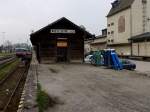 5047 039-2 als R7068 im Bahnhof Wieselburg/Erlauf; ein Bild aus alten Tagen, wo das alte Holzmagazin samt Laderampe noch vorhanden waren; 141029