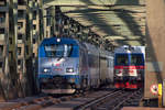 CD 380 006 mit dem EC 103  Polonia  und 5047 049 als R 2578 treffen sich auf der Brücke über die Donau in Wien.