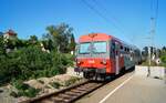 5047 014 verlässt am 12.08.2020 zusammen mit einem Schwestertriebfahrzeug als R 6251 nach Horn die Bedarfshaltestelle Rohrendorf bei Krems und lässt die Weinreben am Bahndamm hinter sich.