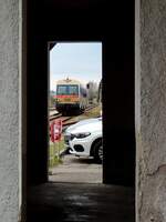 Abgefahren, bzw. schon zur Tür hinaus; 5047 024-4 verlässt als R71-3473 den Bhf. Ried; 250327