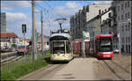 Gleich drei Bahngesellschaften am 22.4.2026 im Linzer Mühlkreisbahnhof. Links befindet sich der normalspurige Triebwagen der Reihe ÖBB 5047 am Hausbahnsteig. In der Mitte steht die Pöstlingbergbahn abfahrbereit neben einem Stadtbahnzug der Linzer Verkehrs AG.