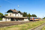 W�llersdorf. Es gibt Bahnh�fe in �sterreich, da k�nnte man meinen, die Zeit sei stehen geblieben. Dazu z�hlt der beschauliche Bahnhof in W�llersdorf-Steinabr�ckl, wo das alte Bahnhofgeb�ude nach wie vor gepflegt wird, und von Triebwagen der Reihe 5047 bedient wird. Der 5047 086 war am 28. Mai 2026 auf der Gutensteinerbahn unterwegs und hat kurzen Aufenthalt im beschriebenen Bahnhof.