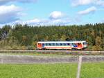 Dieseltriebwagen der Baureihe 5047 steuert als R71-3476 entlang der Hausruckbahn in Richtung Hausruck; 251026 