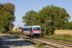 Im Bahnhof Traiskirchen Aspangbahn wird zeigt sich eine recht interessante Betriebssituation. Grunds�tzlich gibt es dort gem�� Taktfahrplan jeweils zur vollen Stunde eine Zugkreuzung. F�r die �BB scheint eine normale Zugkreuzung angesichts der alten Sicherungstechnik allerdings ein zu gro�es Sicherheitsrisiko zu sein. Daher enden die aus Wien bzw. Wiener Neustadt kommenden Z�ge jeweils in Traiskirchen Aspangbahn und die Triebwagen fahren dorthin zur�ck, wo sie hergekommen sind. 
Am 6. September 2026 hatte R 7421 in Gestalt von 5047 056 aus Wien Hbf kommend daher bereits seinen Endbahnhof erreicht und rollte auf den Bahnsteig zu, wo 5047 090 f�r die Fahrg�ste zur Weiterfahrt bereitstand.