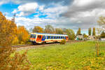 Enzesfeld-Lindabrunn. Es herbstelt schon im Land. �BB 5047 010 erreicht hier in k�rze den Bahnhof Enzesfeld-Lindabrunn.