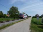 Der 5047 095-4 wenige Meter vor der Bahnhaltestelle Pillichsdorf.