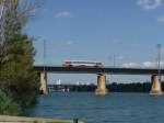 Ein 5047 berquert die neue Donau via Ostbahnbrcke.