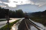 Thementag Gegenlicht: R 6541 wurde am 07.09.2007 von 5047 034 bespannt und schaffte es kurz vor Piesting gerade noch durch die  Fluten ; Auslser der Wassermassen war ein Hochwasser des gleichnamigen