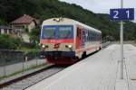 R 6228 im Bahnhof Gars-Thunau im beschaulichen Kamptal von Horn kommend nach Hadersdorf am Kamp unterwegs, abends im Juli 2011