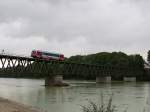 5047 072-3 passiert als R5977 von Simbach kommend, die Eisenbahnbrücke über den Inn zum nächsten Halt Braunau; lt.