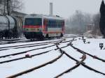 5047085-5;erreicht bei winterlichem Wetter als R5993 den Zwischenhaltebahnhof Ried; 150206