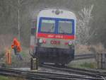 5047 078-0, bzw. die Flucht!....vom Triebwagen oder doch nur vom strömenden Regen; Bhf. Ried.i.I.; 180413